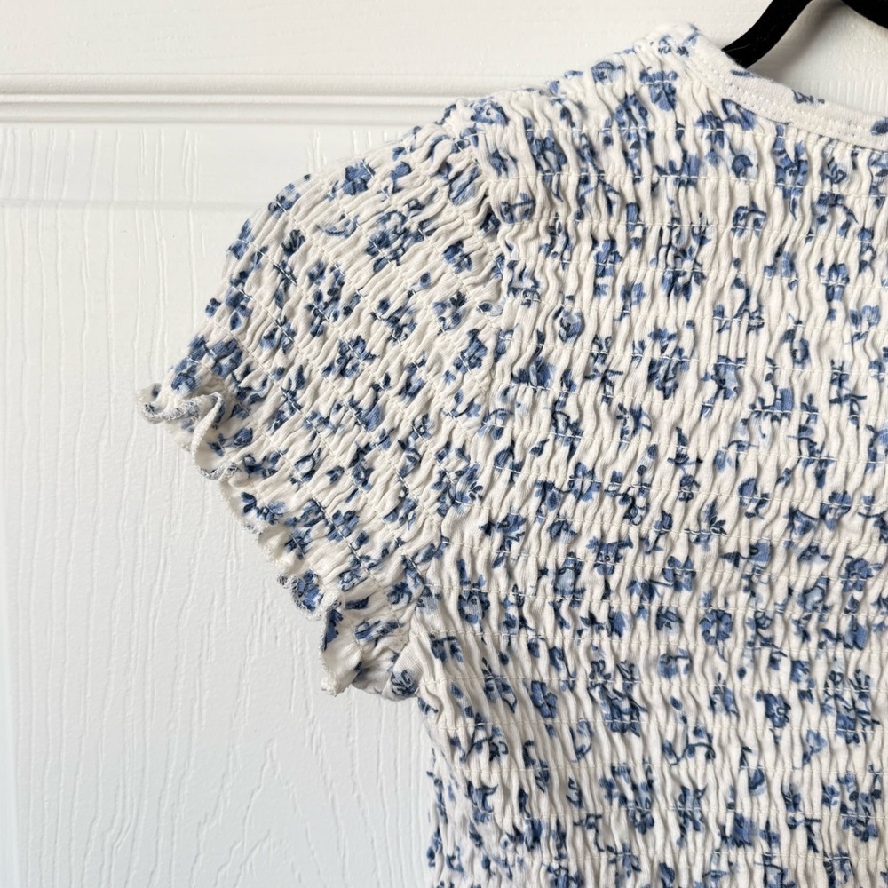 Hollister Cropped White Smocked Short Sleeve Top Blue Floral Summer Lettuce Hem - Picture 3 of 7